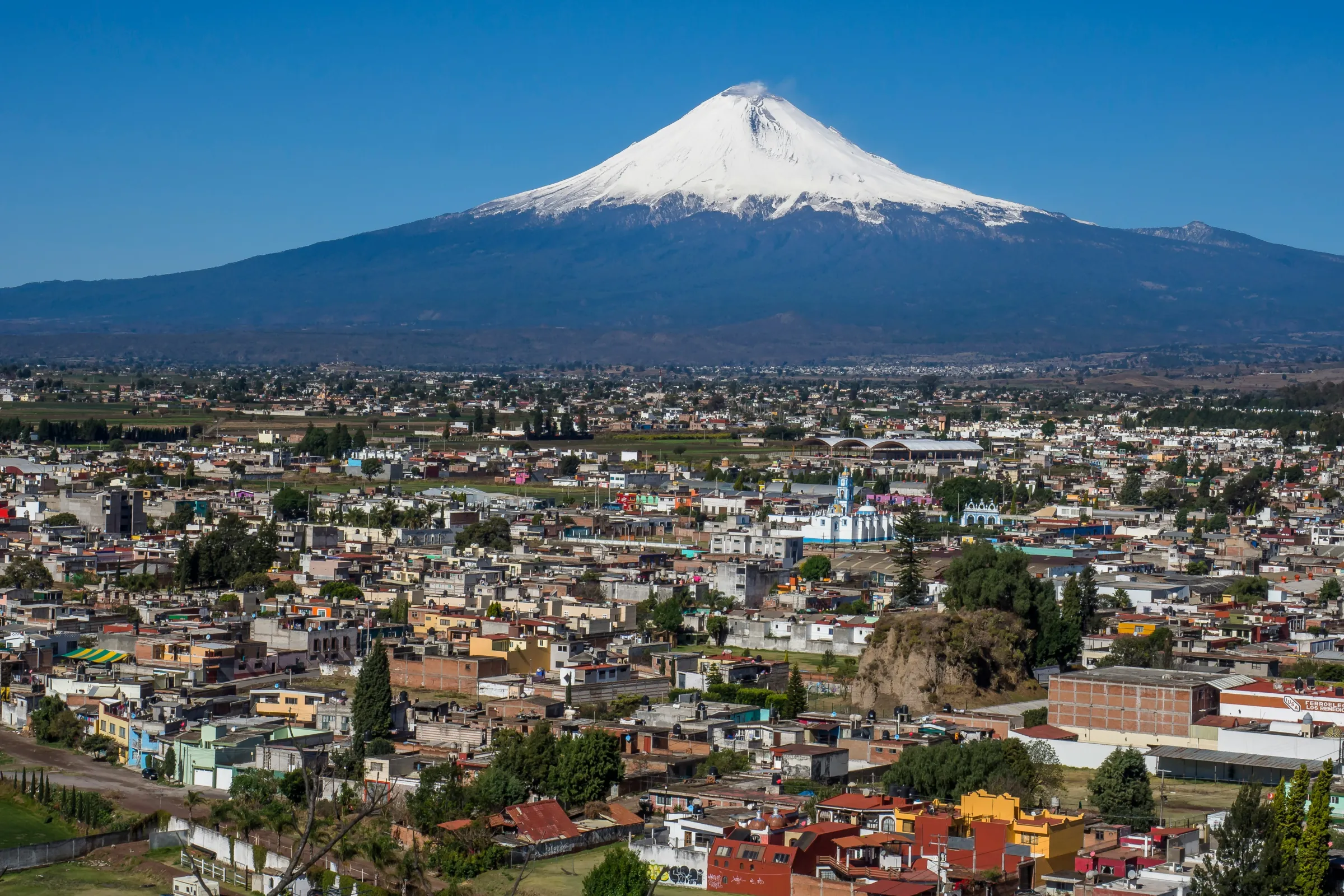 Ciudad mexicana con vista al volcán