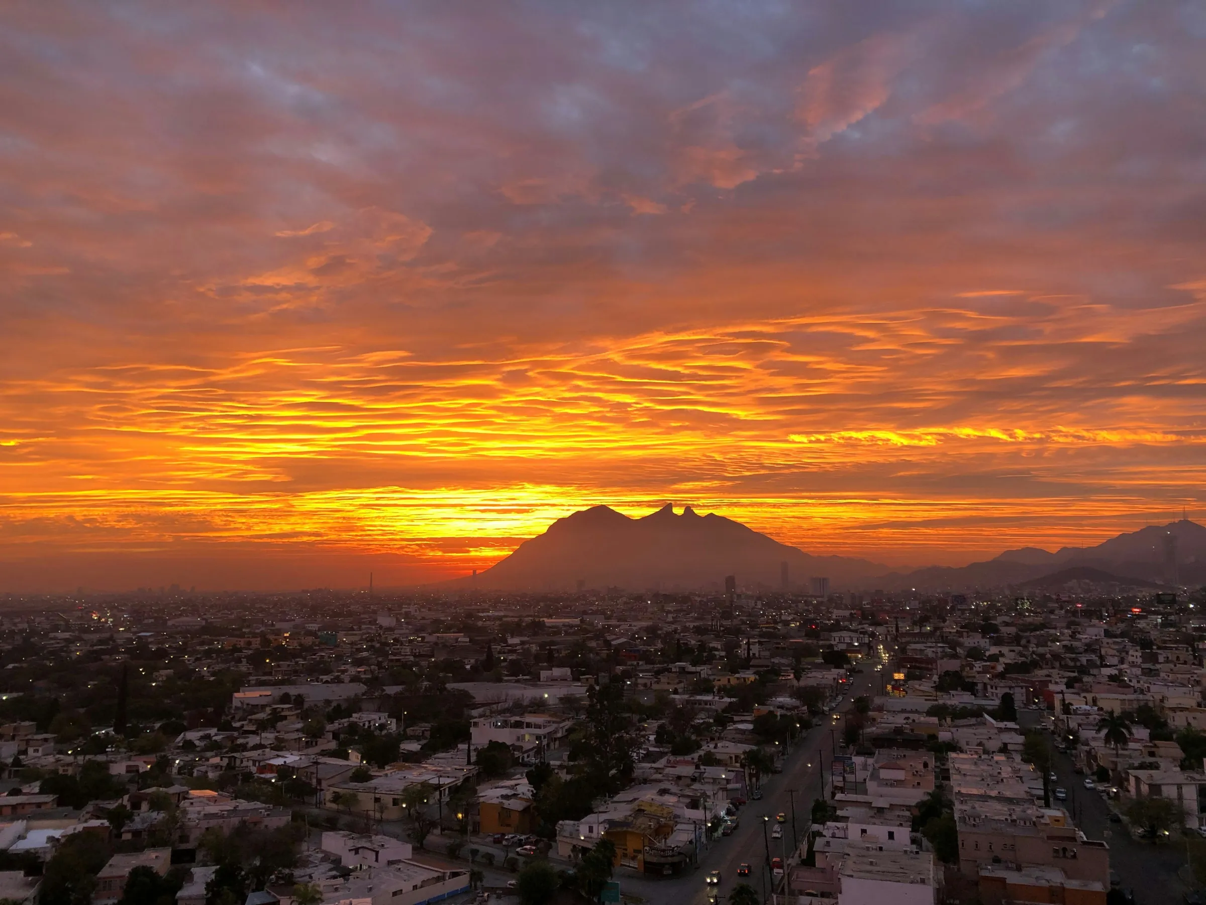 Paisaje urbano mexicano al atardecer