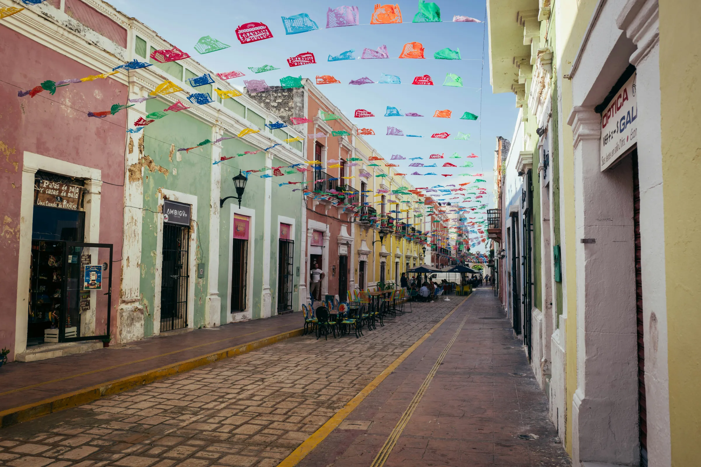 Calle histórica y propiedades comerciales en México